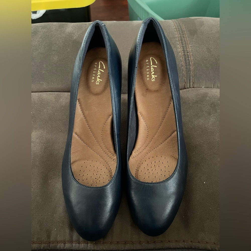 Clarks Artisan Womens sz 8.5 M Navy Blue Leather Pumps Heels Shoes  Arc